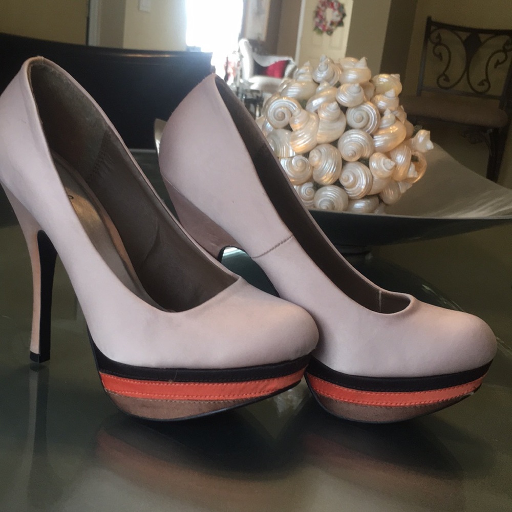 Ladies 8.5.  High heel shoe